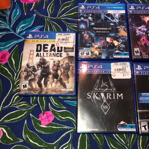 PS4 VR w/ games & VR gun included - Picture 11 of 12